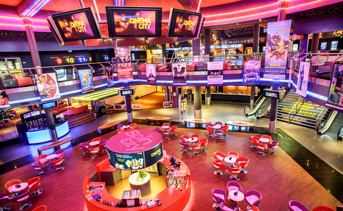 Kino Cinema City Bemowo składa się z 11 klimatyzowanych sal, które jednocześnie pomieszczą niemal 2 400 widzów. Tutaj znajduje się jedyne w Polsce interaktywne kino edukacyjne dla małych widzów Cinema Park, a także klub Spin City, gdzie możesz pobawić się w rytmie muzyki klubowej, zorganizować imprezę, a także zagrać w kręgle, bilard czy darty, w towarzystwie rodziny i przyjaciół.