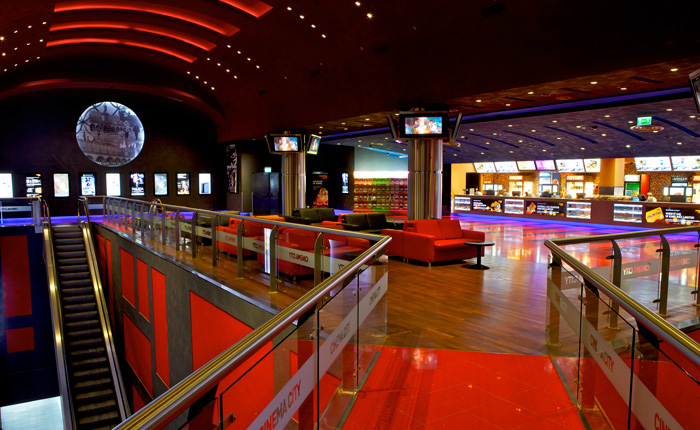 Kino Cinema City Kraków Bonarka składa się z 20 klimatyzowanych sal, które pomieszczą jednocześnie ponad 3 200 widzów. Wśród nich jest jedna z sześciu w Polsce sal ŠKODA 4DX®, w której filmowe hity można oglądać w rewolucyjnym formacie 4DX® oraz doskonała do świętowania różnych okazji Strefa VIP, czyli 3 kameralne sale z rozkładanymi fotelami, ekskluzywne lobby oraz nieograniczony dostęp do baru z przekąskami.